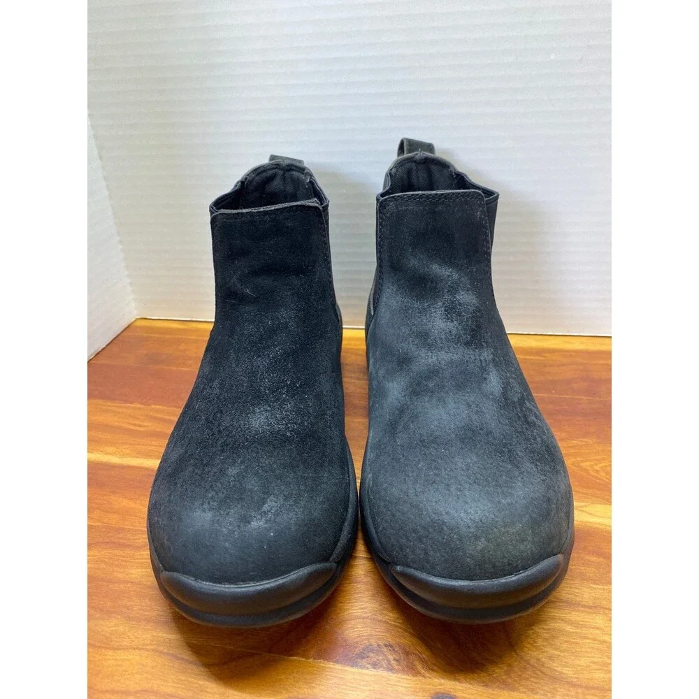 Duluth Trading Co slip on Chelsea Boots 9.5